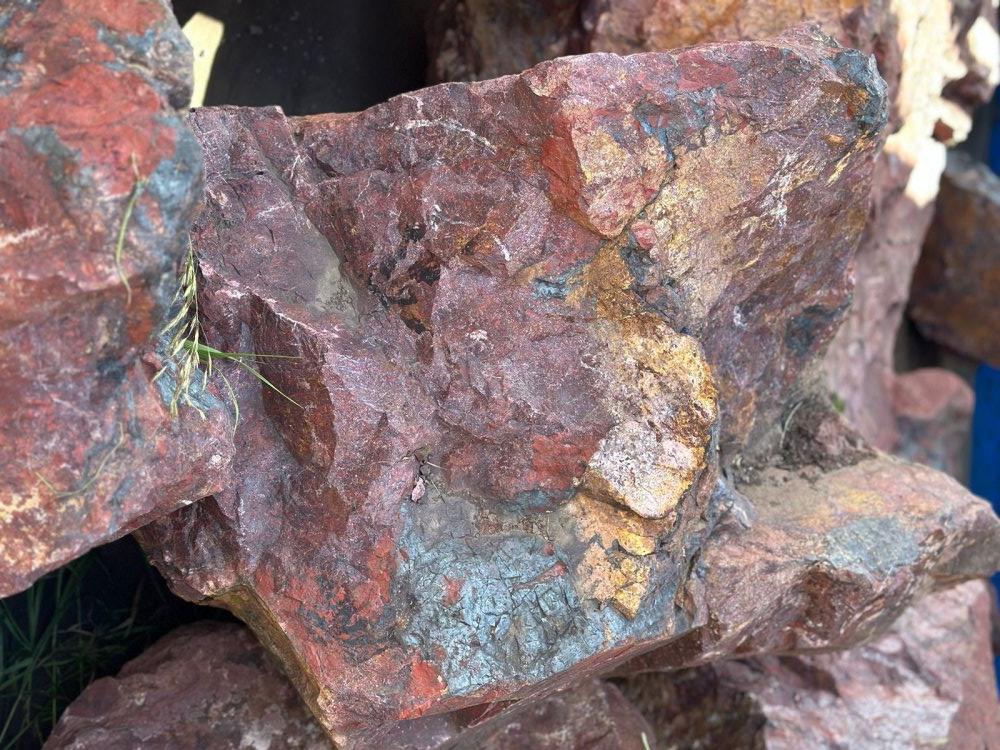 Камни для ландшафтного дизайна красно-фиолетовые 10-60 килограмм купить в Ульяновской области