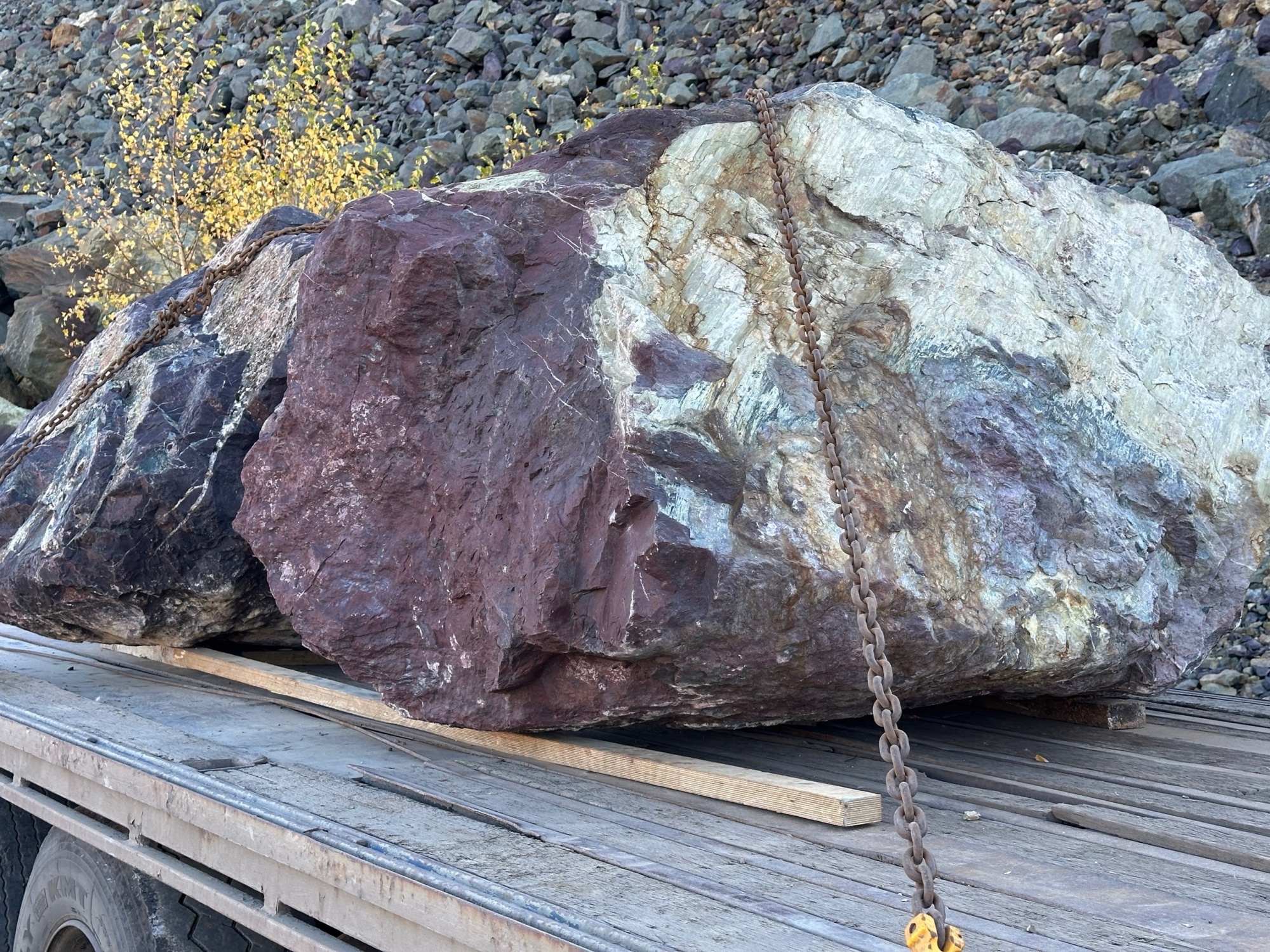 Огромные красно-фиолетовые валуны для ландшафтного дизайна весом более 5 тонн купить в Ульяновской области