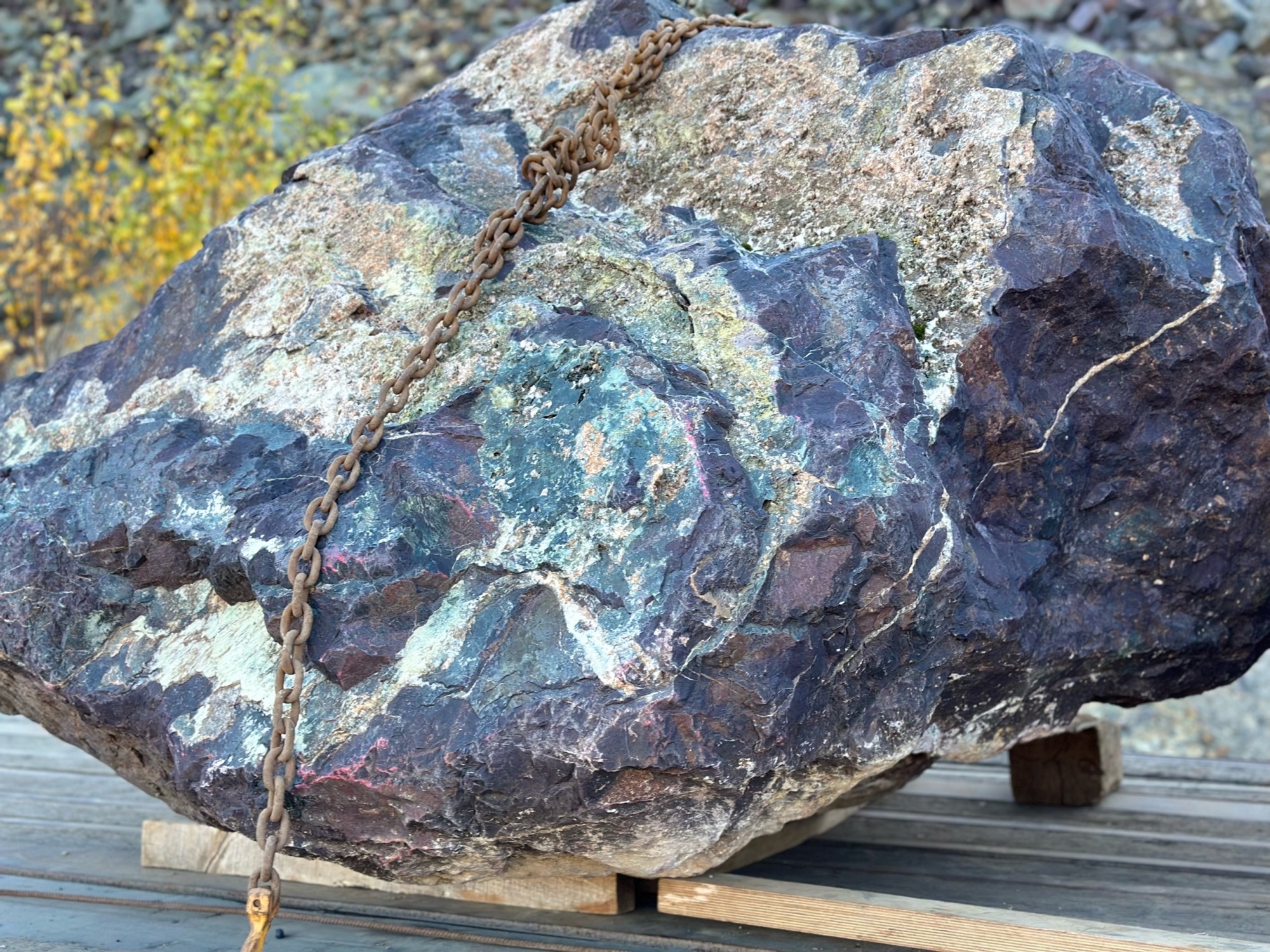 Огромные красно-фиолетовые валуны для ландшафтного дизайна весом более 5 тонн купить в Ульяновской области