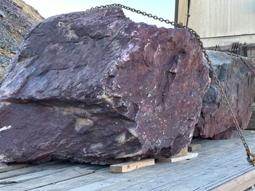 Огромные красно-фиолетовые валуны для ландшафтного дизайна весом более 5 тонн купить в Ульяновской области