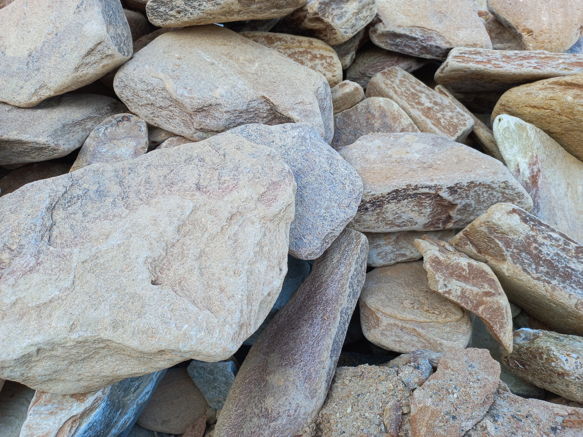 Златолит жёлтый, жёлто-зелёный глыбки и валуны для ланшафтного дизайна купить в Ульяновской области