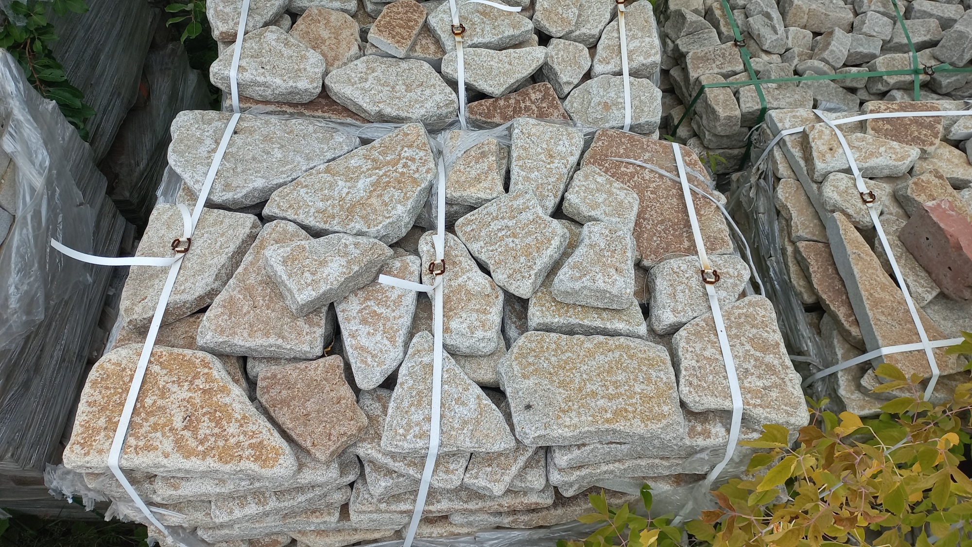 Плитняк галтованный гранитный для ландшафтного дизайна купить в Ульяновской области