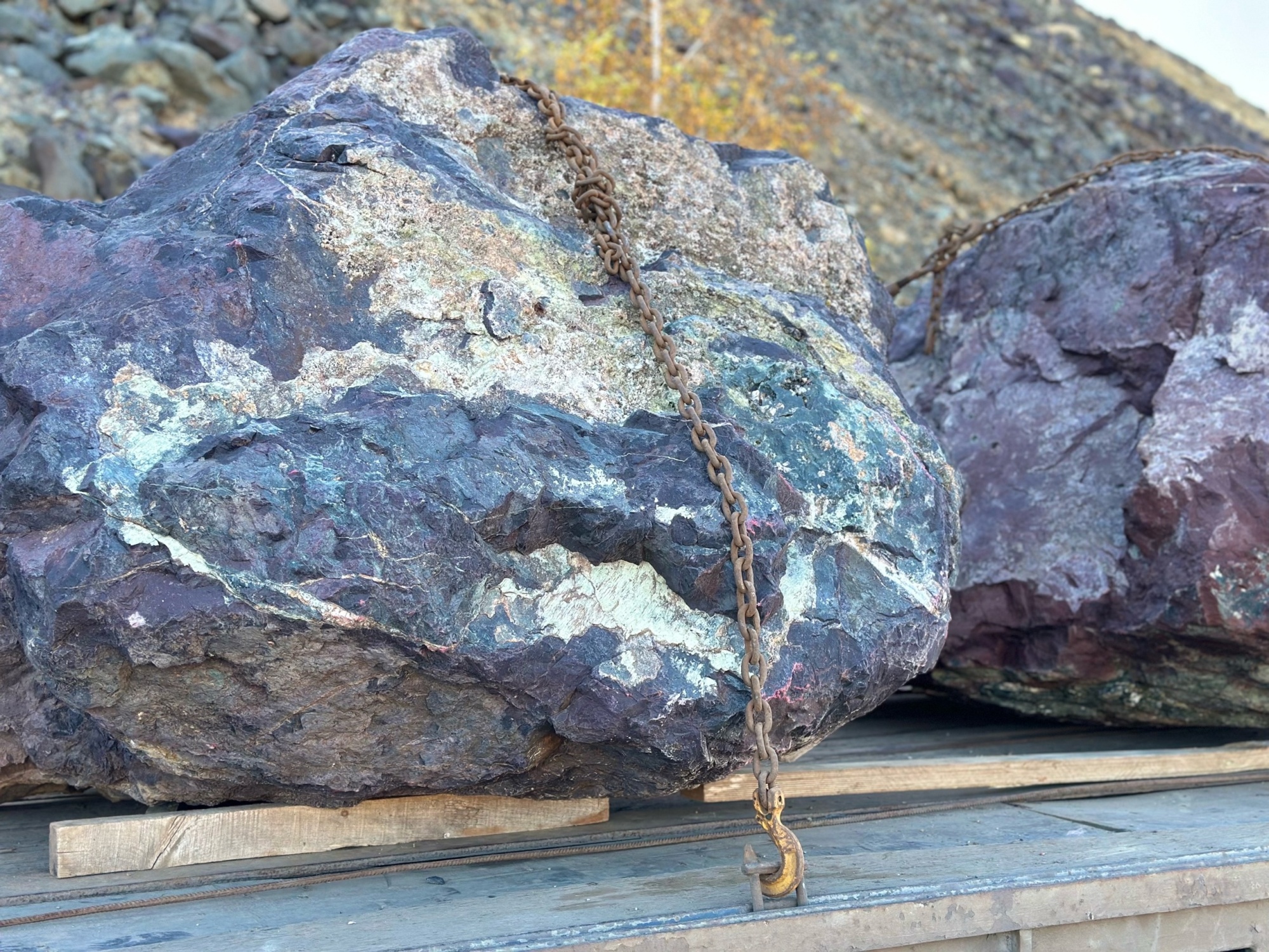 Огромные красно-фиолетовые валуны для ландшафтного дизайна весом более 5 тонн купить в Ульяновской области