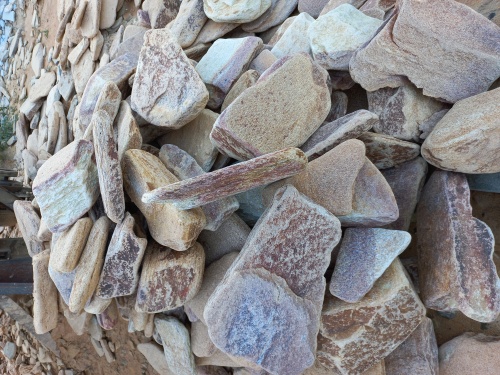 Златолит жёлтый, жёлто-зелёный глыбки и валуны для ланшафтного дизайна купить в Ульяновской области